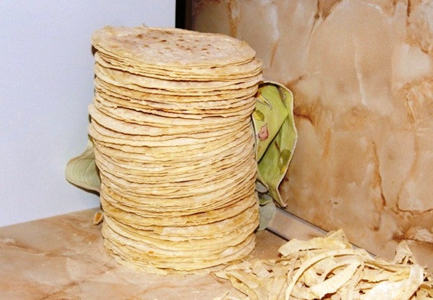 1. Этап. Торт на сковороде: Аккуратно обрежьте края готовых коржей, чтобы они были ровной круглой формы. Накройте их полотенцем, чтобы они не пересохли.