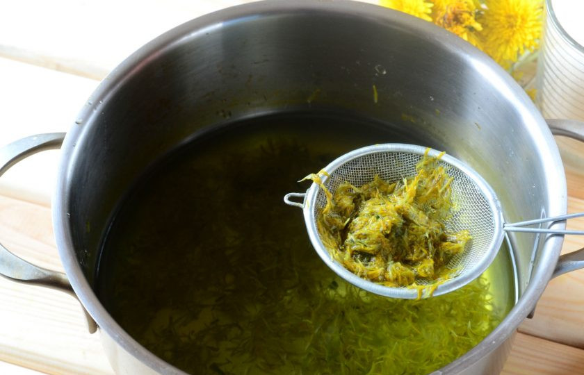 1. Этап. Мед из одуванчиков: Затем процедите настой через сито.