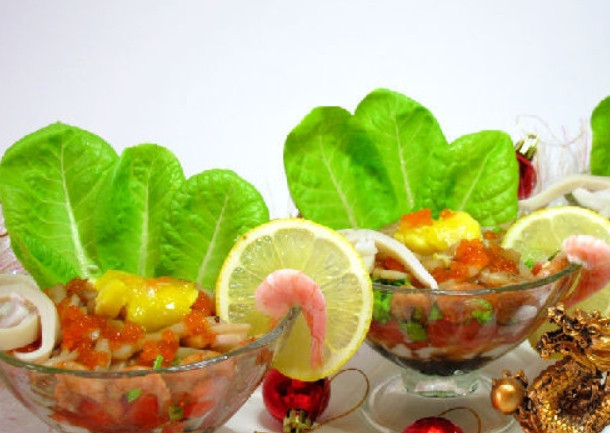 1. Этап. Салат Коктейль с морепродуктами: Далее выкладываем рыбу, тертые яйца, креветки и кальмары. Верхушку украшаем красной икрой, яичными желтками и дольками лимона. Приятного аппетита!