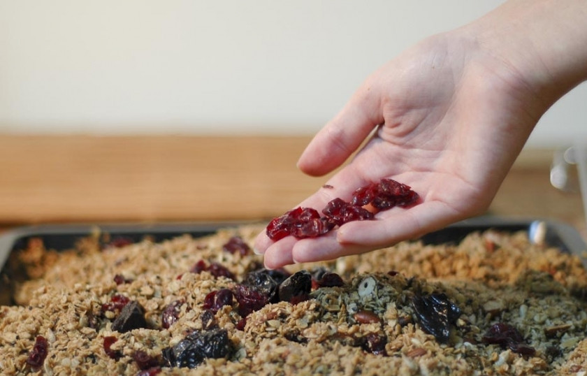 1. Этап. Диетическая гранола: Достаньте гранолу из духовки, посыпьте клюквой, финиками (можете нарезать их мелко) и подавайте на завтрак.