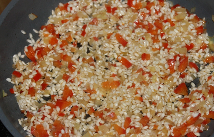 1. Этап. Паэлья маринара: Теперь к прихваченным овощам всыпаю промытый круглозерный рис и обжариваю все вместе до прозрачности риса