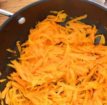 1. Этап. Куриные фрикадельки для супа: 1. Морковь моем, чистим и трем на терке. Обжариваем на растительном масле до румяности, а потом стараемся измельчить еще больше.