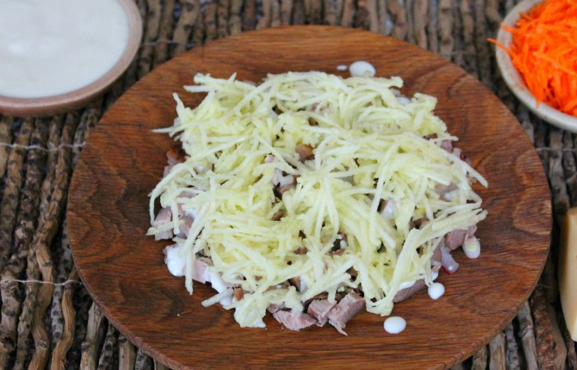 1. Этап. Французский салат на Новый год: Яблоко чистим, трем на терке и добавляем в салат.