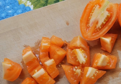 1. Этап. Холодный жёлтый суп: Овощи вымыть и обсушить бумажным полотенцем. Помидоры очистить от кожицы, любым удобным способом и нарезать ломтиками.