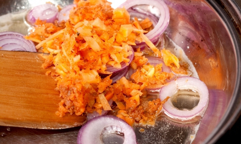1. Этап. Тушеная капуста с томатной пастой: Добавьте к луку мелко тёртую морковь.