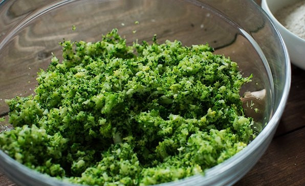 1. Этап. Оладьи из брокколи в духовке: 3. Теперь нам нужно ее измельчить. Блендер для этого не годится, поэтому воспользуемся обычной теркой (средней) или кухонным комбайном с функцией измельчения.