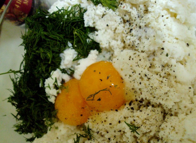 1. Этап. Пирожки на кефире с творогом: Для начинки смешиваем творог (его нужно немного размять), желтки и измельченную зелень, солим все и перемешиваем до однородности.