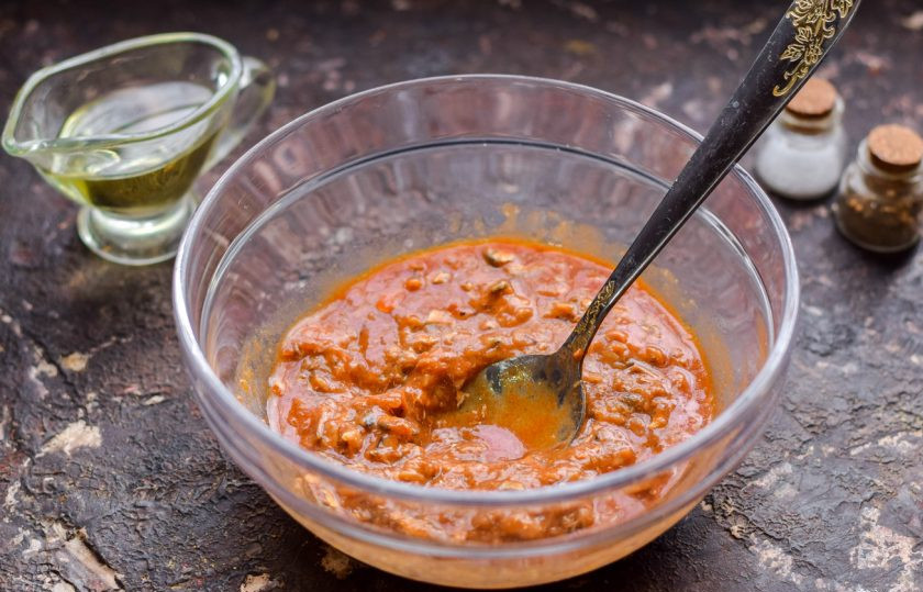 1. Этап. Котлеты из кильки в томатном соусе: Переложите кильку с томатом в глубокую миску, разомните все при помощи вилки.