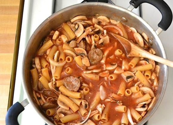 1. Этап. Макароны с сосисками и грибами в томатном соусе: 6. Выложите макароны и добавьте бульон.