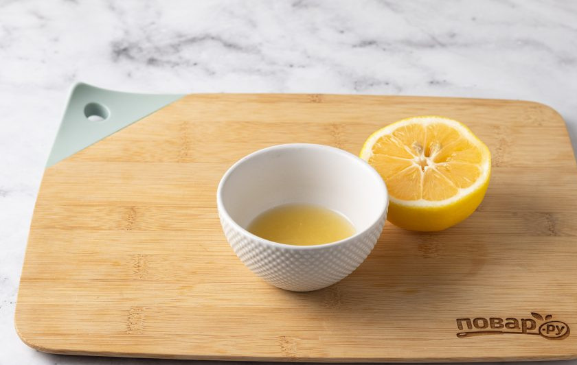 1. Этап. Чай с имбирем и медом для похудения: Из второй половины лимона выжмите сок.