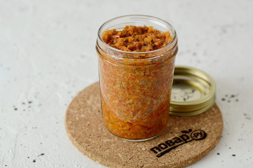 1. Этап. Грибная аджика: Разложите аджику по чистым стерилизованным банкам.