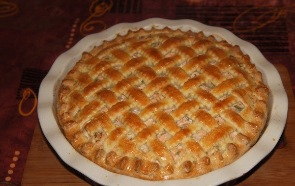 1. Этап. Пирог из форели: Верхушку смажем желтком. Ставим пирог из форели в духовку на полчасика. Температура - 200 градусов. Вот и готов наш вкуснейший домашний пирог!