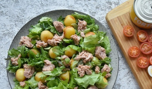 1. Этап. По мотивам салата Нисуаз: На салатные листья раскладываю кусочки тунца ТМ FORTUNA.