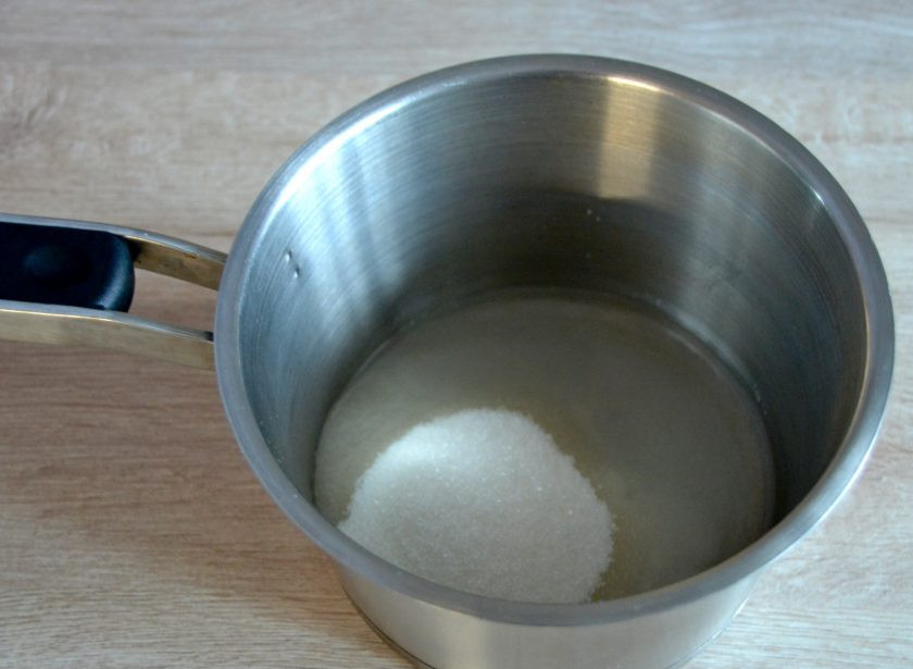 1. Этап. Макаронс на итальянской меренге: Всыпьте в сотейник с толстым дном сахар, влейте воду, поставьте на небольшой огонь. Мешать не надо, просто покачивайте сотейник из стороны в сторону, чтобы сахар не кристаллизовался.