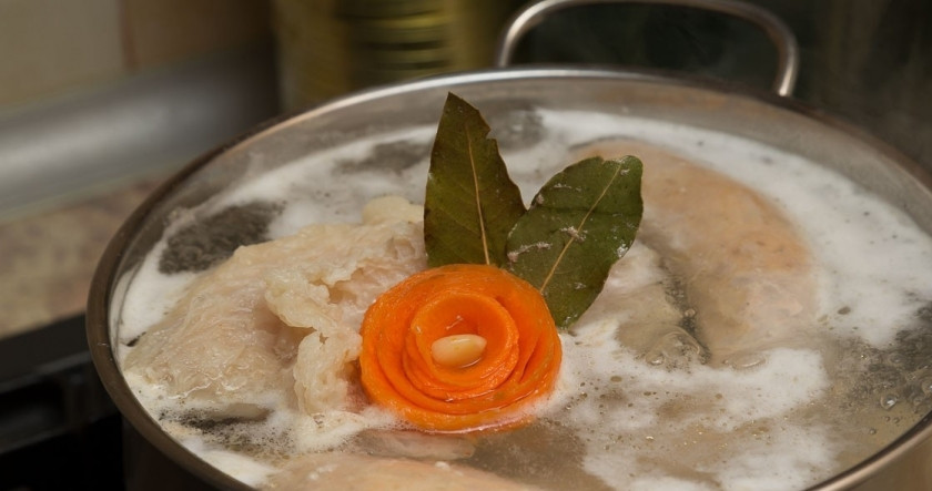 1. Этап. Чужук из конины: 3. Варить их затем нужно примерно 2.5 часа в кипятке. Чтоб было вкуснее, рекомендую в воду добавлять коренья, лук и морковку - как для бульона.