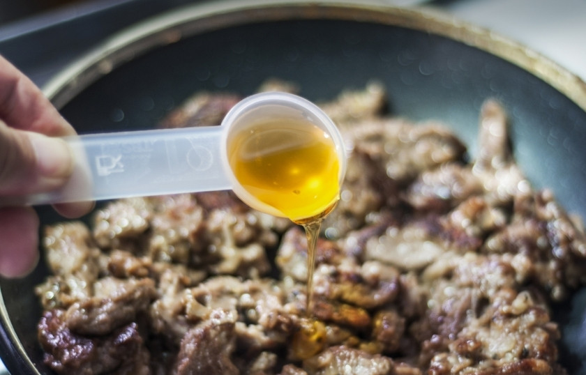 1. Этап. Говядина в медовом соусе: Когда говядина будет почти готова, добавьте столовую ложку мёда. Всё перемешайте. Тушите до полной готовности говядины. Минут 10-15.