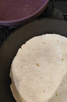 1. Этап. Бургер в лепёшке: Сковороду смазываем маслом, кладем лепешку с фаршем, фаршем вниз, т. е. фарш должен соприкасаться со сковородой, зарим ра среднем огне минуты 3-4