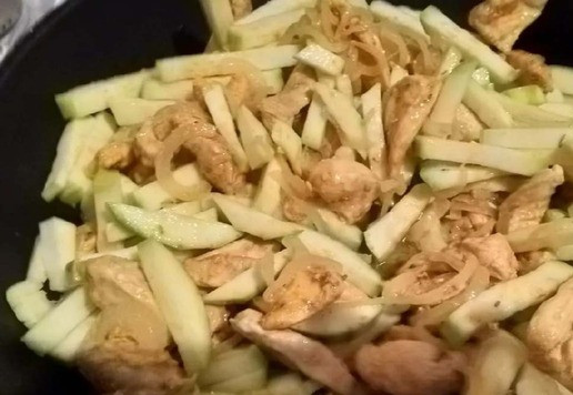 1. Этап. Курица с кабачком: К луку выложить курицу, обжарить на среднем огне 10 минут, посолить. Потом добавить кабачок, мелко нарезанный чеснок, жарить ещё 10 минут, помешивая.