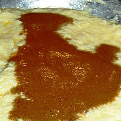 1. Этап. Кофейное печенье: Перемешиваем сливочное масло, сахар, яйцо и разведенный кофе. Хорошенько перемешиваем до однородности.