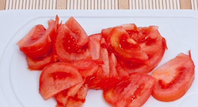 1. Этап. Судак под соусом в духовке: Помидоры режем дольками.
