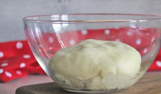 1. Этап. Булочки для бургеров: Замесить дрожжевое тесто, используя заявленные ингредиенты. Тесту придать форму шара, уложить в чашку, накрыть и оставить для подъема на 1,5-2 часа в теплом месте.