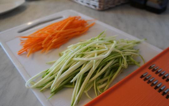 1. Этап. Палтус в духовке: Тем временем морковь и цуккини натираем максимально длинной соломкой.