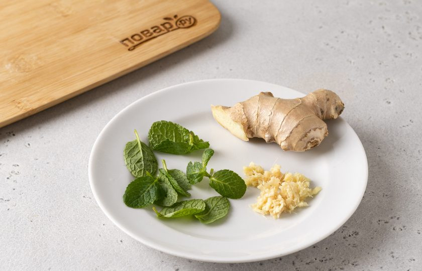 1. Этап. Вода Сасси для похудения: У мяты оторвите листики. Корень имбиря очистите и натрите на мелкой тёрке.