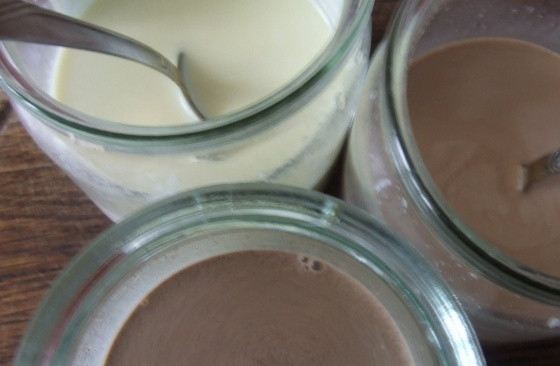 1. Этап. Шоколадная панна-котта: В кипящем молоке растворите шоколад. Затем добавьте желатин и каждую смесь перелейте в отдельную баночку.