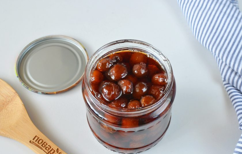 1. Этап. Варенье из боярышника: Разложите варенье по стерильным баночкам и закатайте. Укутайте в теплое одеяло на ночь. Утром уберите в кладовку или погреб для длительного хранения.