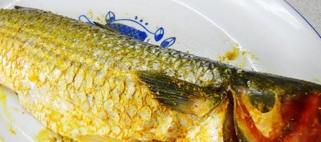 1. Этап. Кефаль в духовке в фольге: Сбрызгиваем рыбу лимонным соком, натираем рыбной приправой внутри и снаружи. Отправляем в холодильник на полчаса.