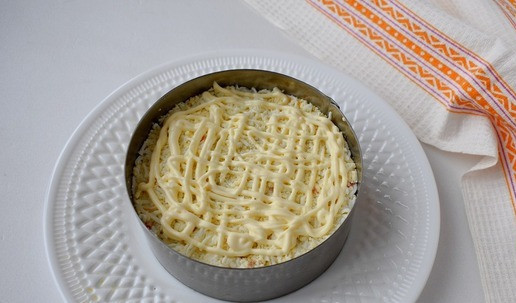 1. Этап. Слоеный салат с консервированным тунцом Елочка: Яйца натираем на средней терке и выкладываем третьим слоем. Также как и предыдущие слои, немного уплотняем и наносим сеточку из майонеза.