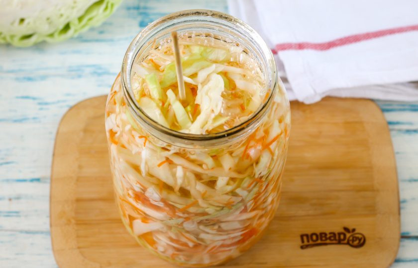 1. Этап. Квашеная капуста с лимонной кислотой: Утрамбуйте всю массу в банку, оставляя сверху немного места. Влейте обычную холодную воду, можно из-под крана до плечиков емкости. Оставьте при комнатной температуре на три-четыре дня. Каждый день выпускайте пузырьки углекислого газа, чтобы продукт не приобрел горький привкус.