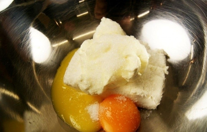 1. Этап. Шанежки с творогом: 4. Для начинки в миске смешиваю 2 яйца, добавляю сметану и творог, всыпаю оставшийся сахар и ваниль.