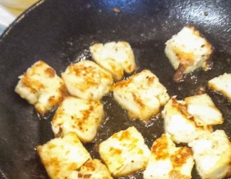 1. Этап. Шиитаке с сыром панир и арахисом: В сковороде разогреть растительное масло, добавить сыр панир и жарить его 10 минут, постоянно помешивая.