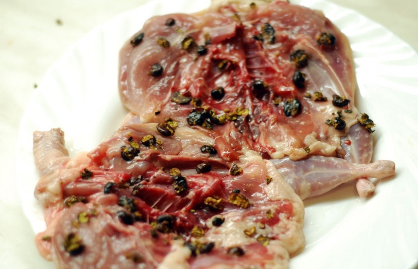 1. Этап. Жареные перепелки: Натрите раздавленными ягодами перепелок, особенно внутреннюю часть. Оставьте на час, чтобы птица напиталась ароматом и вкусом можжевельника.