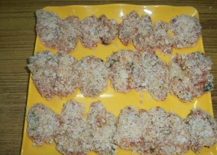 1. Этап. Самые вкусные наггетсы: 9. Выложите мясо в панировке на поднос или тарелку.