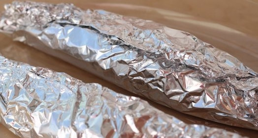 1. Этап. Скумбрия в духовке в фольге: Теперь рыбку заверните в фольгу и переложите в жаропрочную форму.