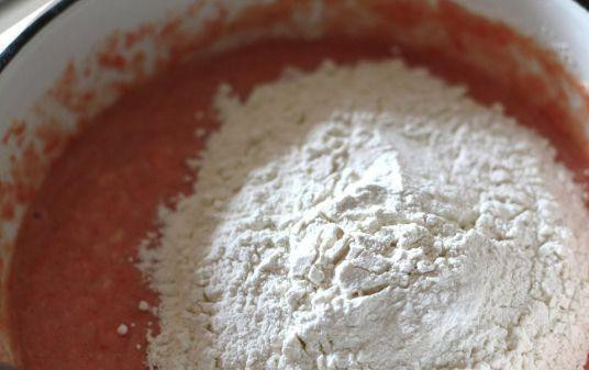 1. Этап. Томатные пряники: В несколько подходов всыпать муку. Замешать крутое тесто.