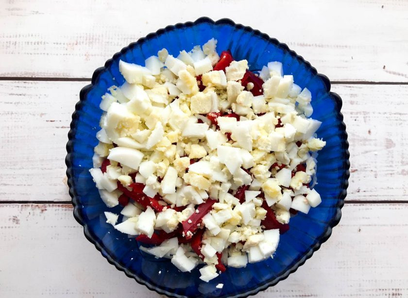 1. Этап. Салат Солнечный зайчик: Яйца варите 7-8 минут после закипания воды. Вареные яйца остудите, очистите от скорлупы, мелко нарежьте и добавьте к остальным ингредиентам.