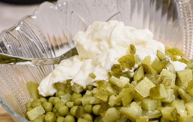 1. Этап. Столичный салат: 8. Добавьте нарезанный огурчик, соль по вкусу и майонез. Можно поперчить немного. Перемешайте и все, 