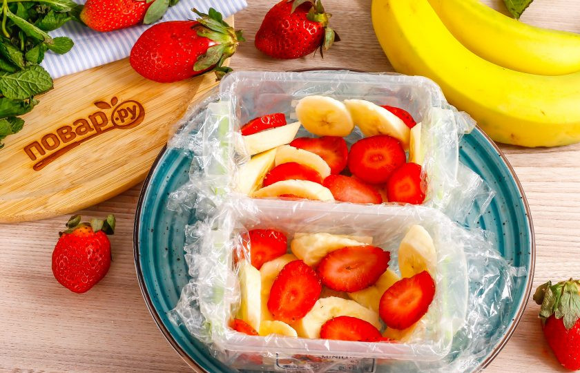 1. Этап. Клубнично-банановый террин: Клубнику промойте в воде, удалите хвостики и нарежьте слайсами. Выложите на банановую нарезку.