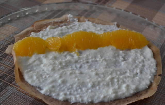 1. Этап. Роллы с фруктами: Взбиваем творог с ванилью и сахаром. Намазываем на каждый блинчик творожную массу, укладываем сверху любые фрукты (очищенные).