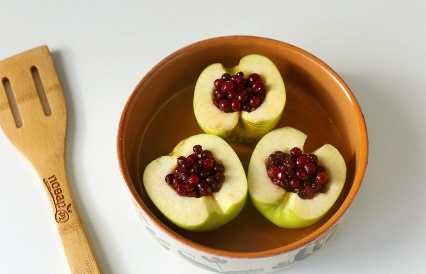 1. Этап. Запеченные яблоки с брусникой в духовке: Яблоки с брусникой выложите в форму для запекания. У меня получилось 3 половинки. Поставьте форму в духовку и запекайте при температуре 180 градусов около 25 минут (или до желаемой степени готовности).