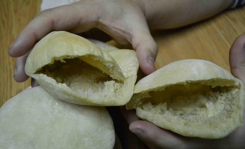 1. Этап. Шаурма в пите: 1. Готовую питу покупаю в магазине (найти ее обычно несложно), и в каждой делаю вот такие надрезы-кармашки.