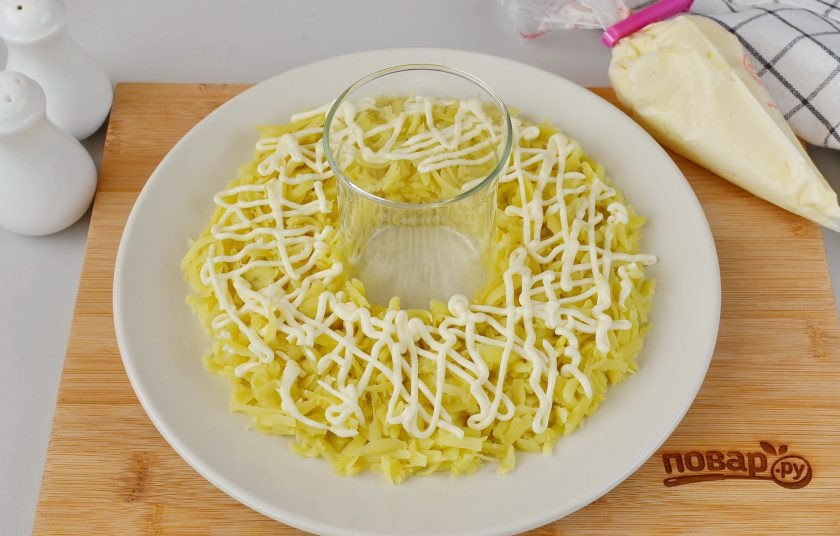 1. Этап. Салат Гранатовый браслет с курицей и яблоком: Сделайте майонезную сеточку.