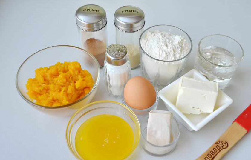 1. Этап. Тыквенные булочки Медовушки: 1. Подготовьте продукты. Тыквенное пюре я приготовила заранее, для булочек нужно 200 г готового пюре. Очистите тыкву от кожуры, порежьте ломтиками небольшими и отправьте в микроволновку на 12 минут при мощности 900 Вт. После разомните вилочкой и пюре готово.