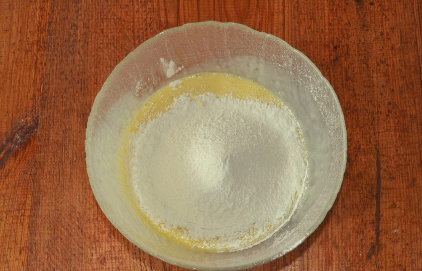 1. Этап. Торт Северный: И всыпьте крахмал.