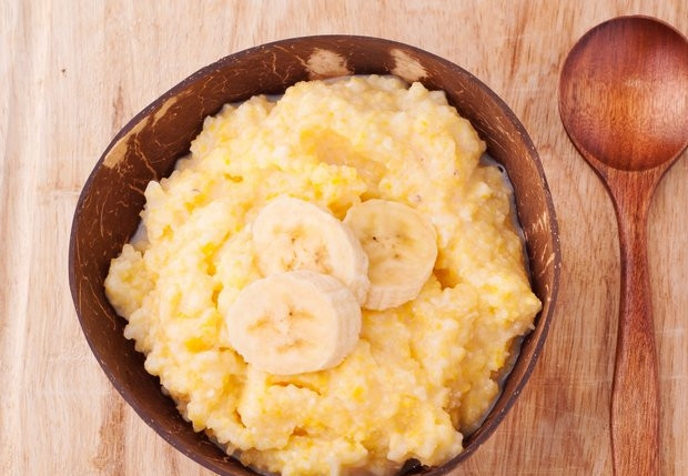 1. Этап. Каша в скороварке: Разложите кашу по глубоким тарелкам и подавайте её горячей. По желанию в кашу можно добавить бананы, грушу, персики или сухофрукты. Также она хорошо сочетается с любым вареньем.