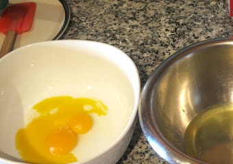 1. Этап. Кайзершмаррн: 6. Теперь займемся омлетом. Белки отделяем от желтков.