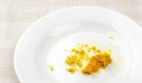 1. Этап. Салат с оливками: С апельсина и лимона снимаем цедру.